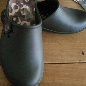 NWT Crocs size 9